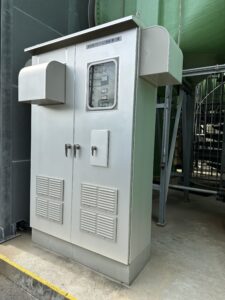 キュービクルの3面にSPACECOOLを施行しました。