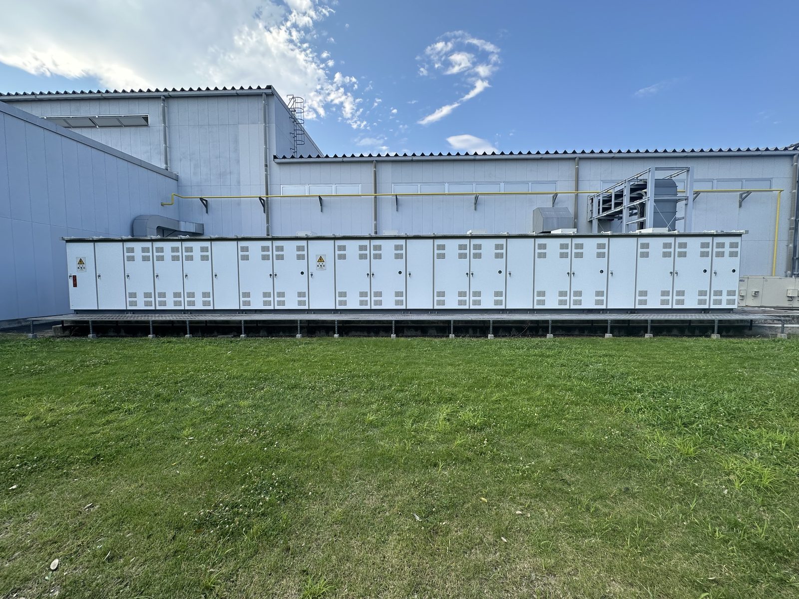 制御盤の天面が約8℃低下｜SPACECOOL®施工事例（福島県本宮市）