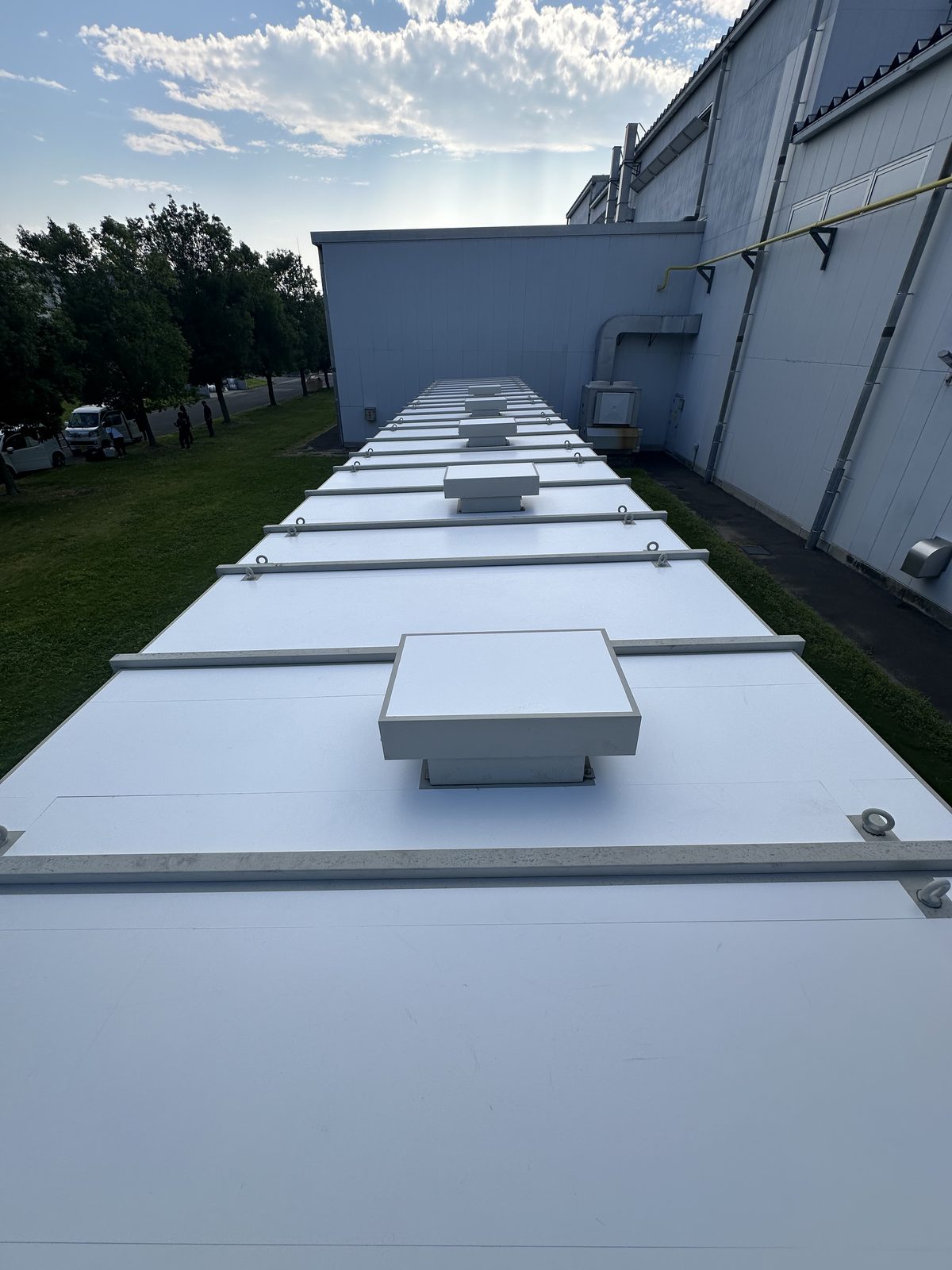 SPACECOOL施工完了後の制御盤天面。連なる天面がすべて白く仕上がっている